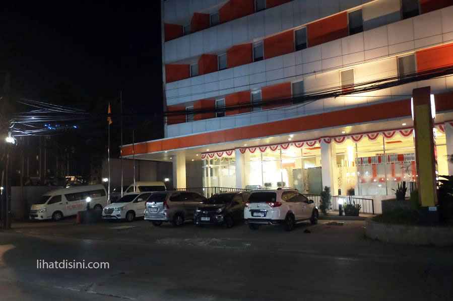 Starlet Hotel malam hari