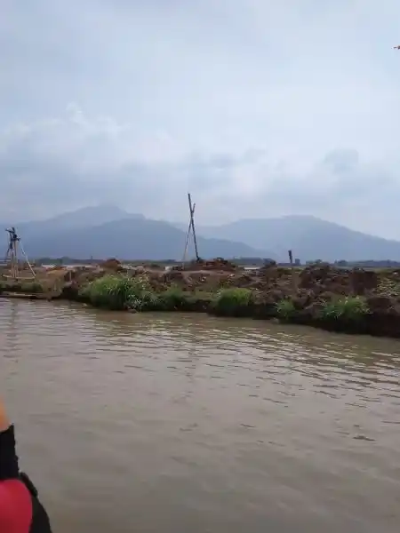 melalui sungai kecil