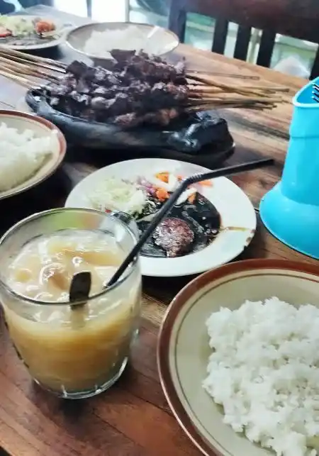 makan siang sate kambing