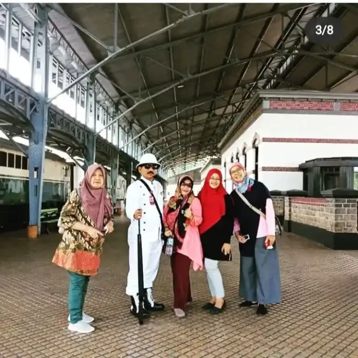 foto di museum kereta api ambarawa bersama pemandu ala meneer