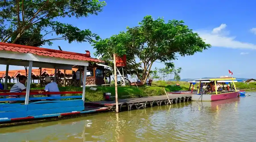 perahu wisata apung kampoeng rawa