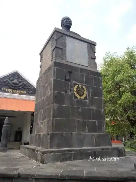 patung ronggowarsito