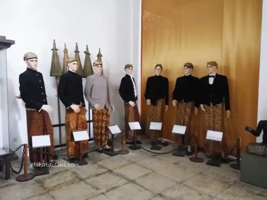 manekin pakaian jawa