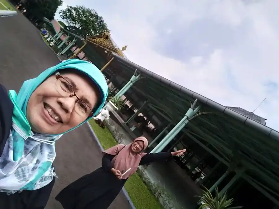 ke pura mangkunegaran bareng teman