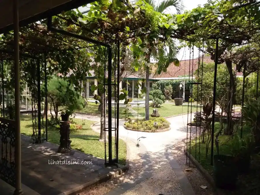 taman di dalam