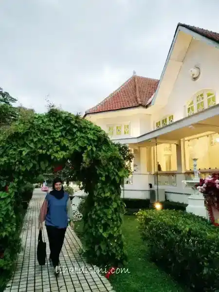 di samping bangunan A dan B