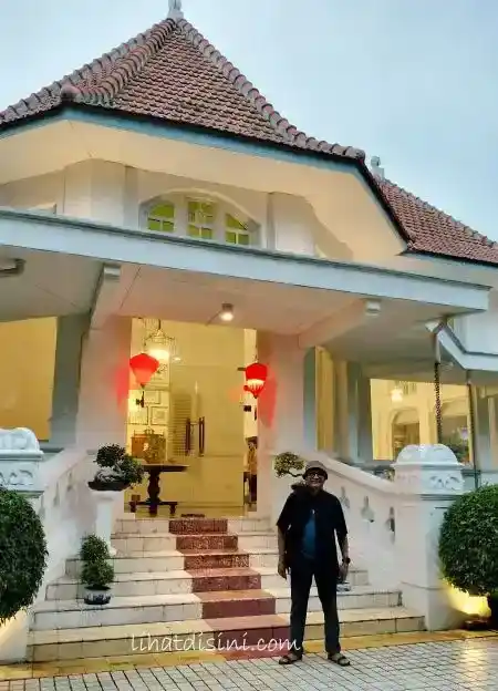 di depan pintu masuk utama