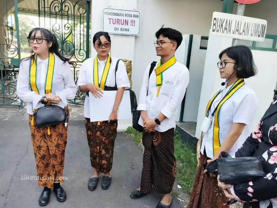 pemandu wisata mangkunegaran