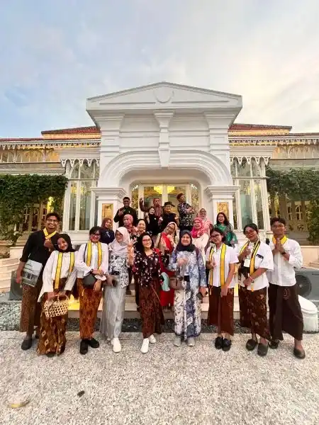 bergaya teman seperjalanan