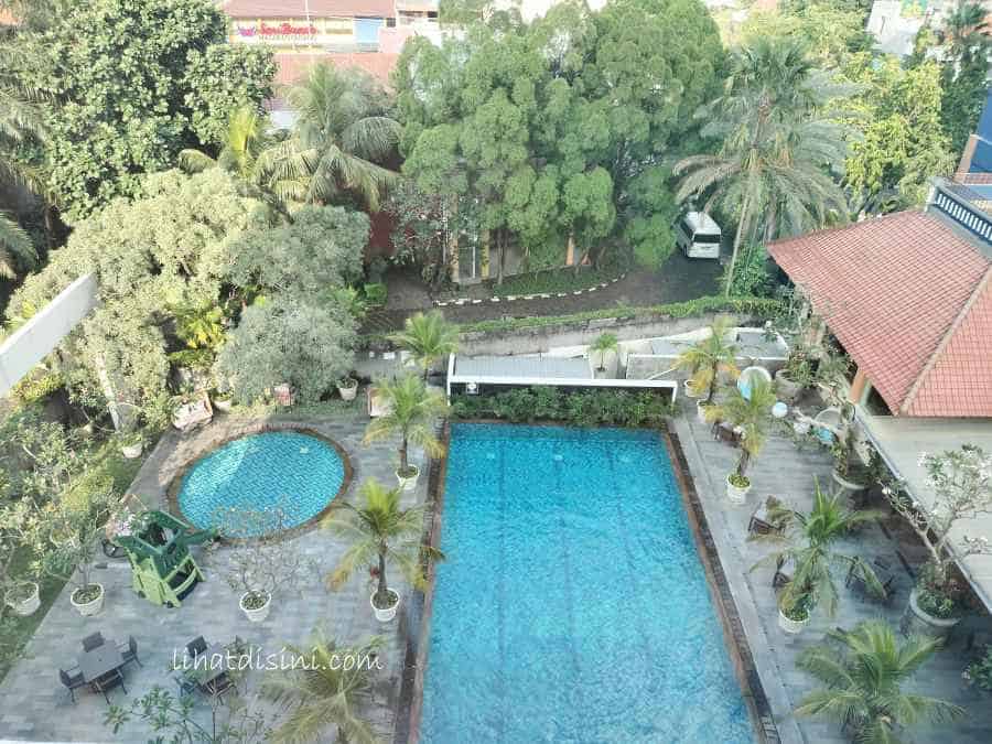 side pool view