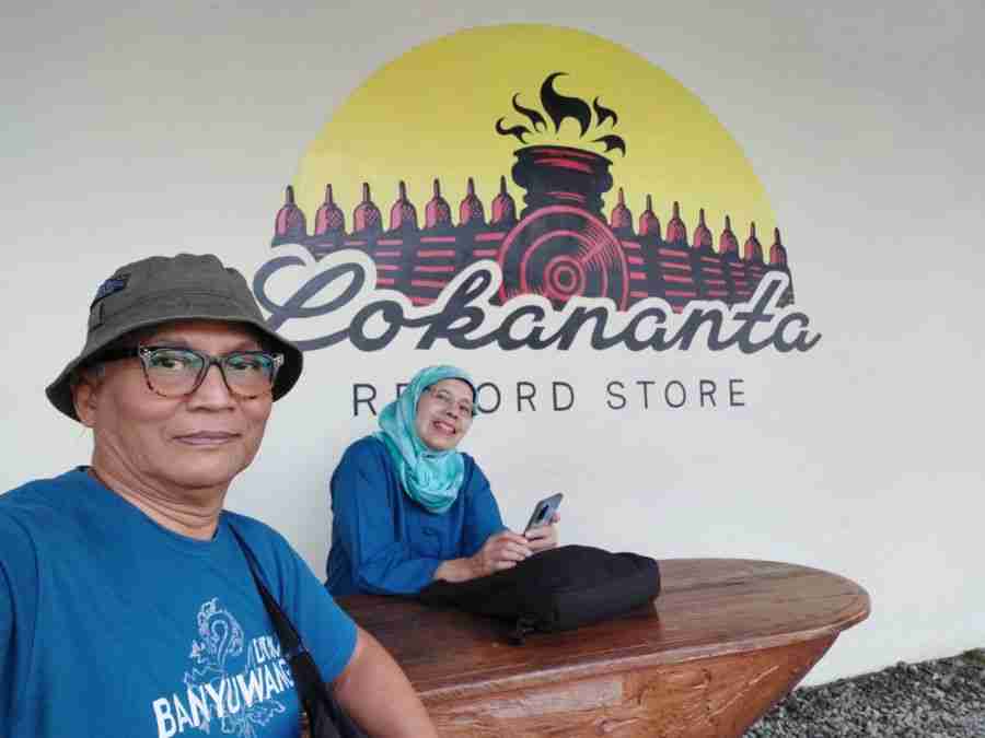 di depan record store