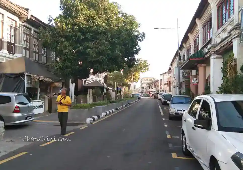 di antara rumah toko