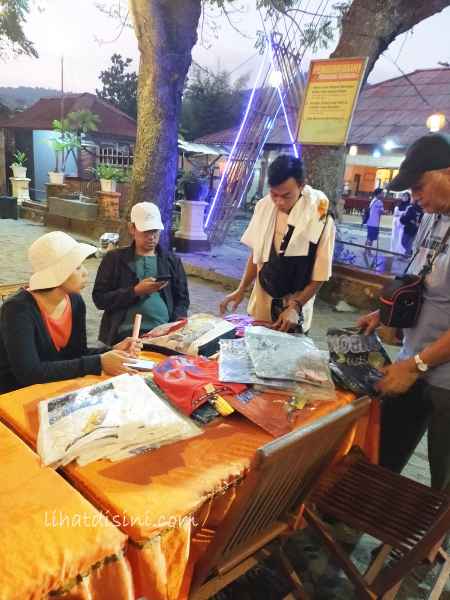penjual kaos di halaman restoran