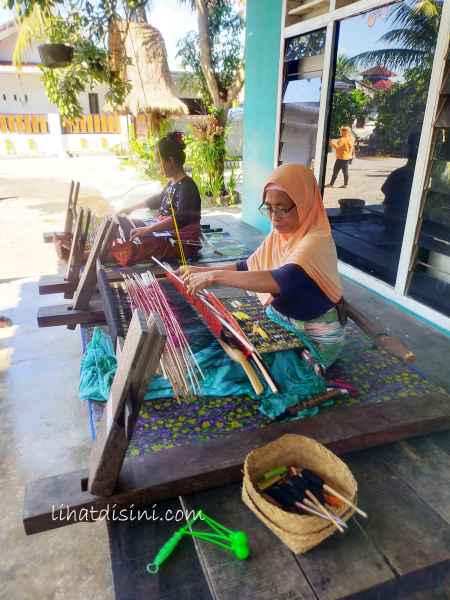 perajin tenun di toko oleh-oleh