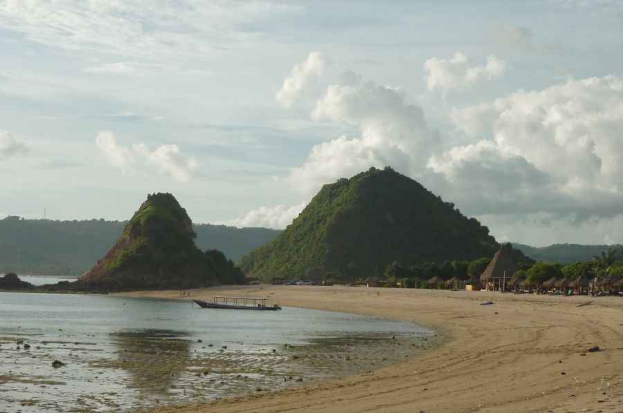 Pesona Wisata Alam Pulau Lombok, Engga Cuma Pantai dan Laut