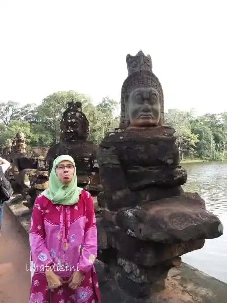 di depan gerbang
