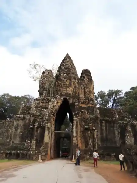 gapura angkor thom