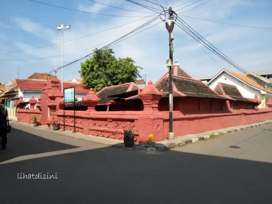 Masjid Merah Panjunan, Cirebon