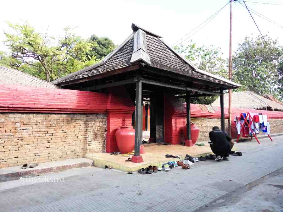 Berkunjung ke Kompleks Situs Buyut Trusmi, Cirebon