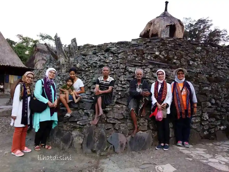 keramahan warga kampung adat bena