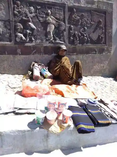 penjual kain tenun