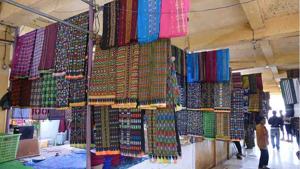 Wisata Belanja ke Pasar Kain Tenun di Ruteng, Flores