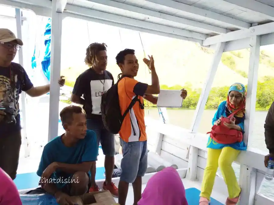 diskusi dengan awak kapal