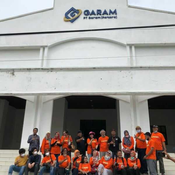 bersama teman caraka