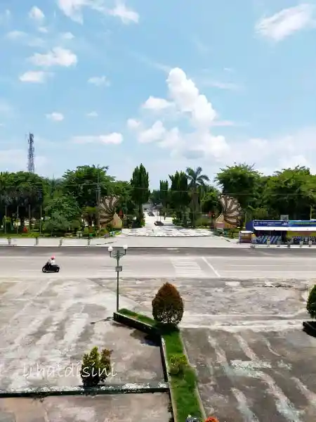 view alun-alun dari masjid