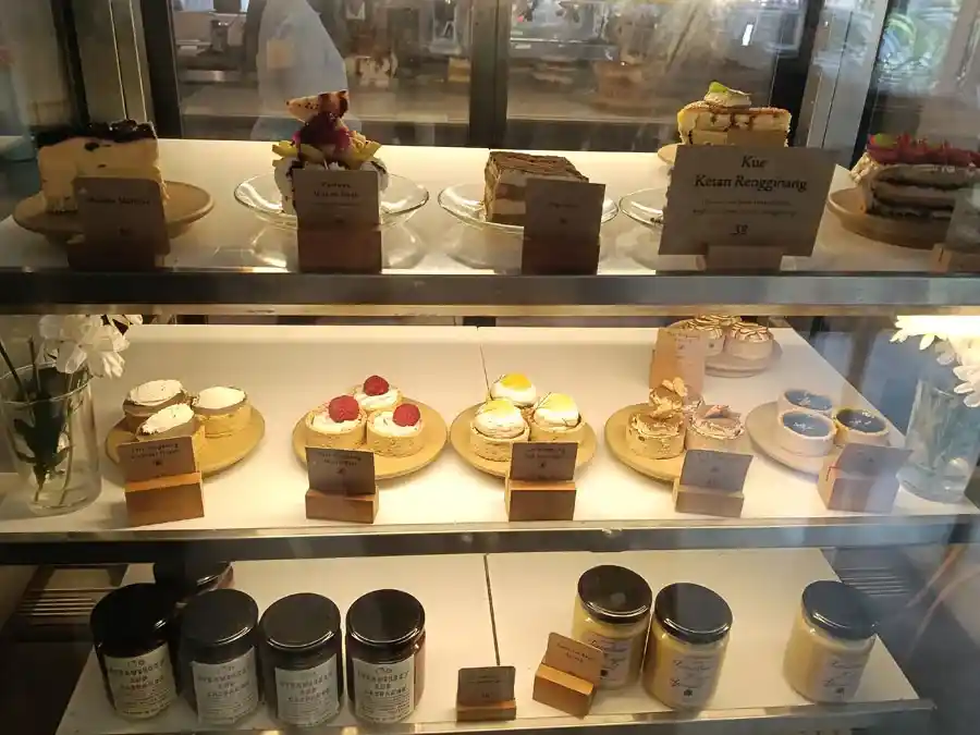 etalase kue